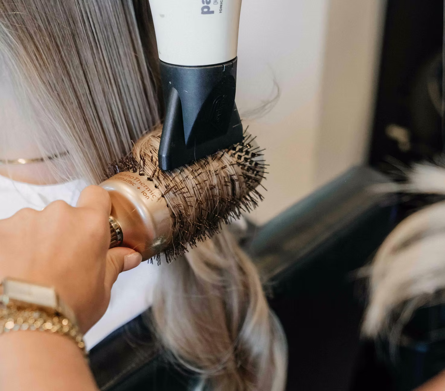Haar wordt zorgvuldig geföhnd en gestyled bij Favoriev