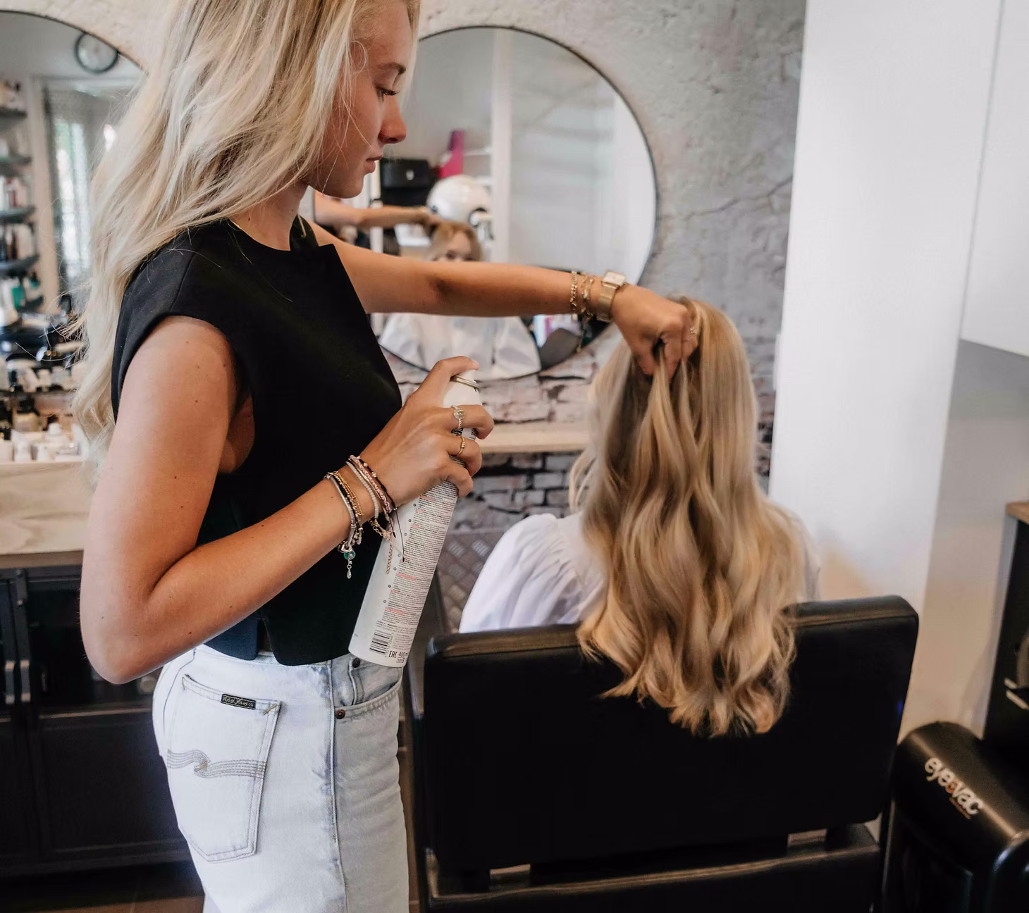 Fleur werkt aan blond haar in de salon
